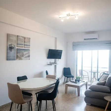 Quattro Beachfront Sea View Ap 53 아파트 라르나카