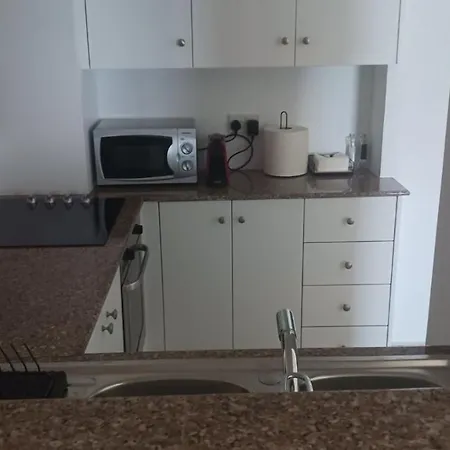 アパート Quattro Beachfront Sea View Ap 53 ラルナカ