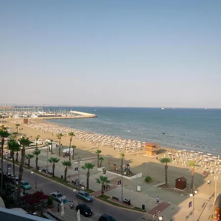 Quattro Beachfront Sea View Ap 53 * ラルナカ